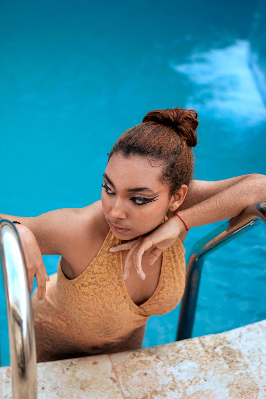 امرأة بالبكيني قرب الماء