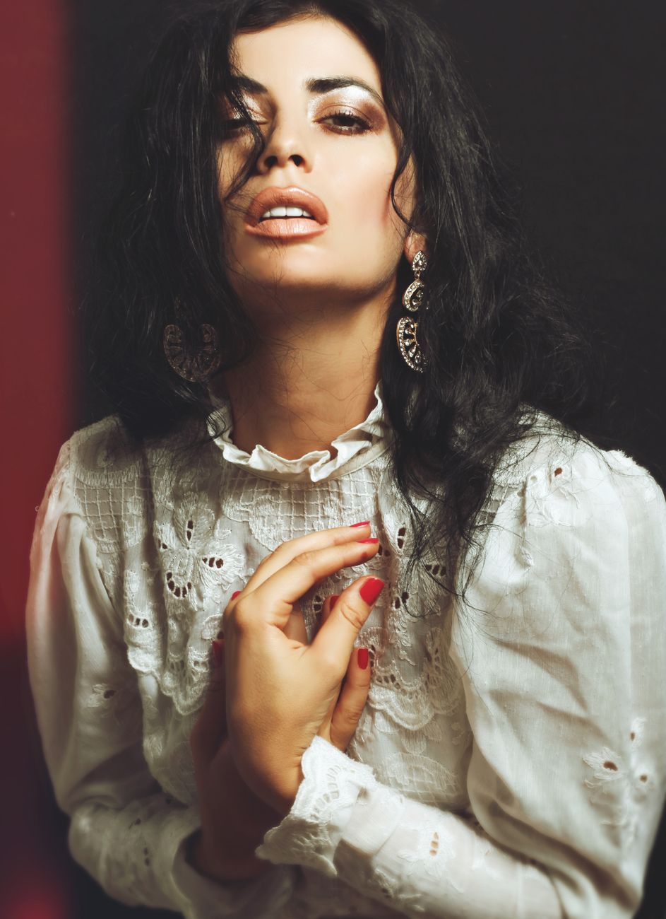 امرأة شابة جذابة