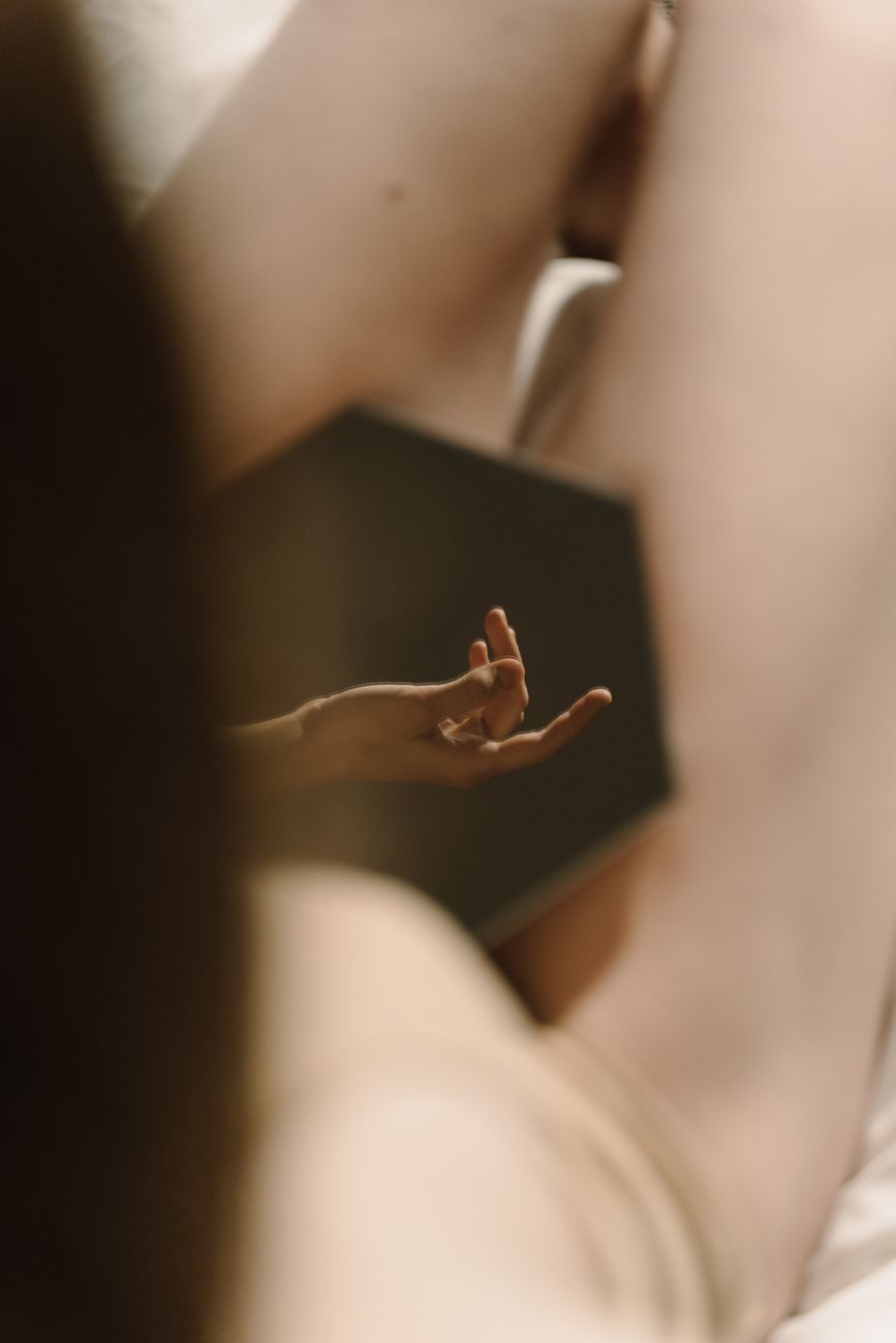 امرأة شابة جذابة