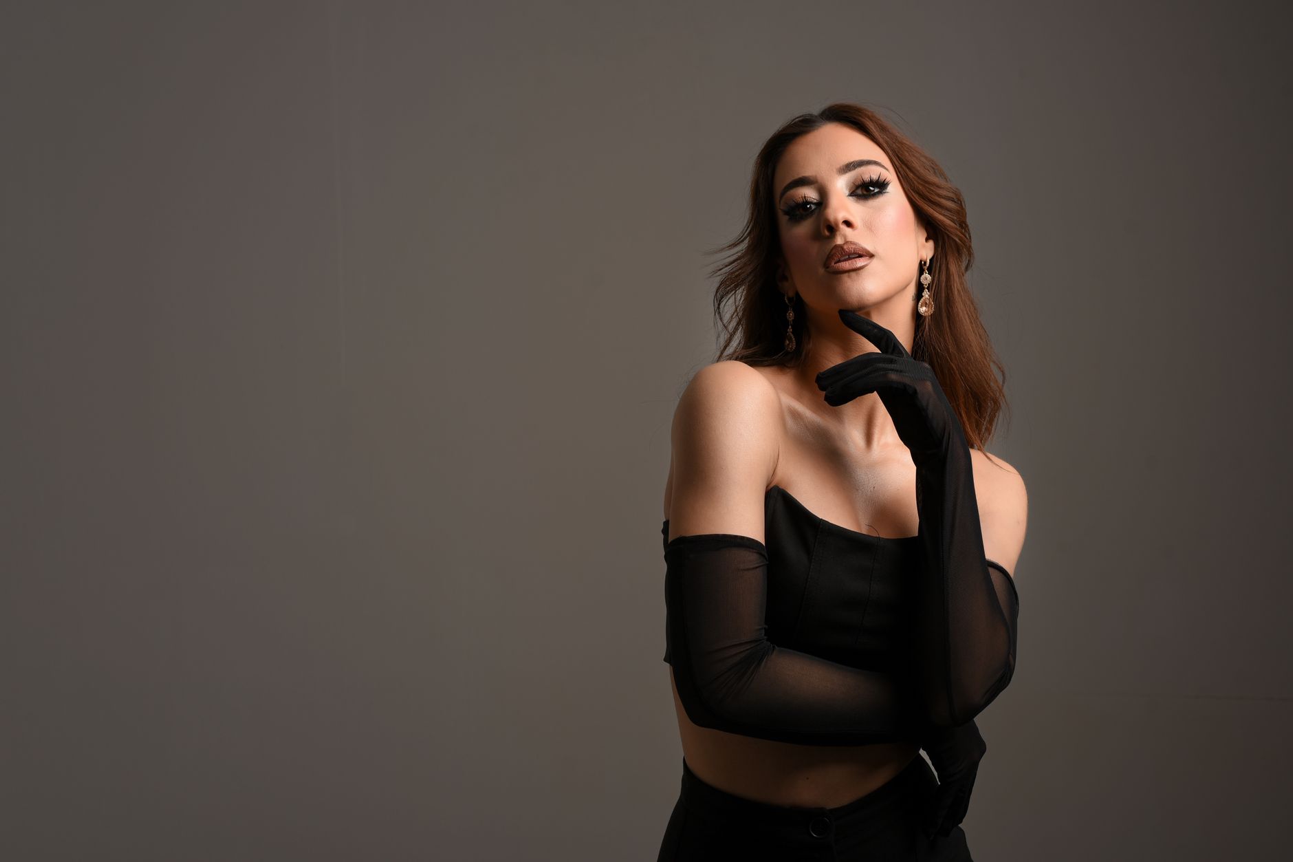 امرأة شابة جذابة