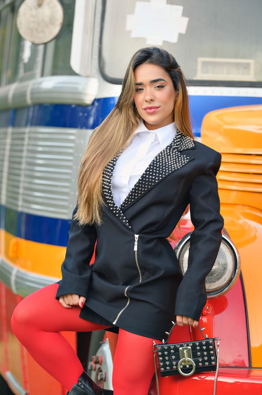 امرأة شابة جذابة